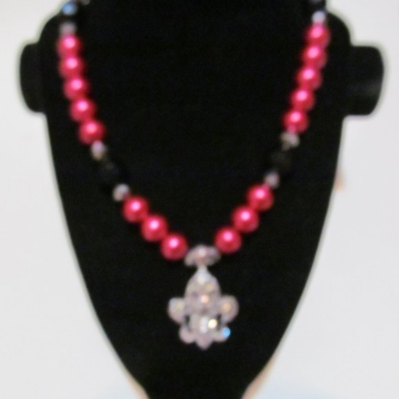Glass bead choker necklace Fleur de Lis pendant - Picture 2 of 2